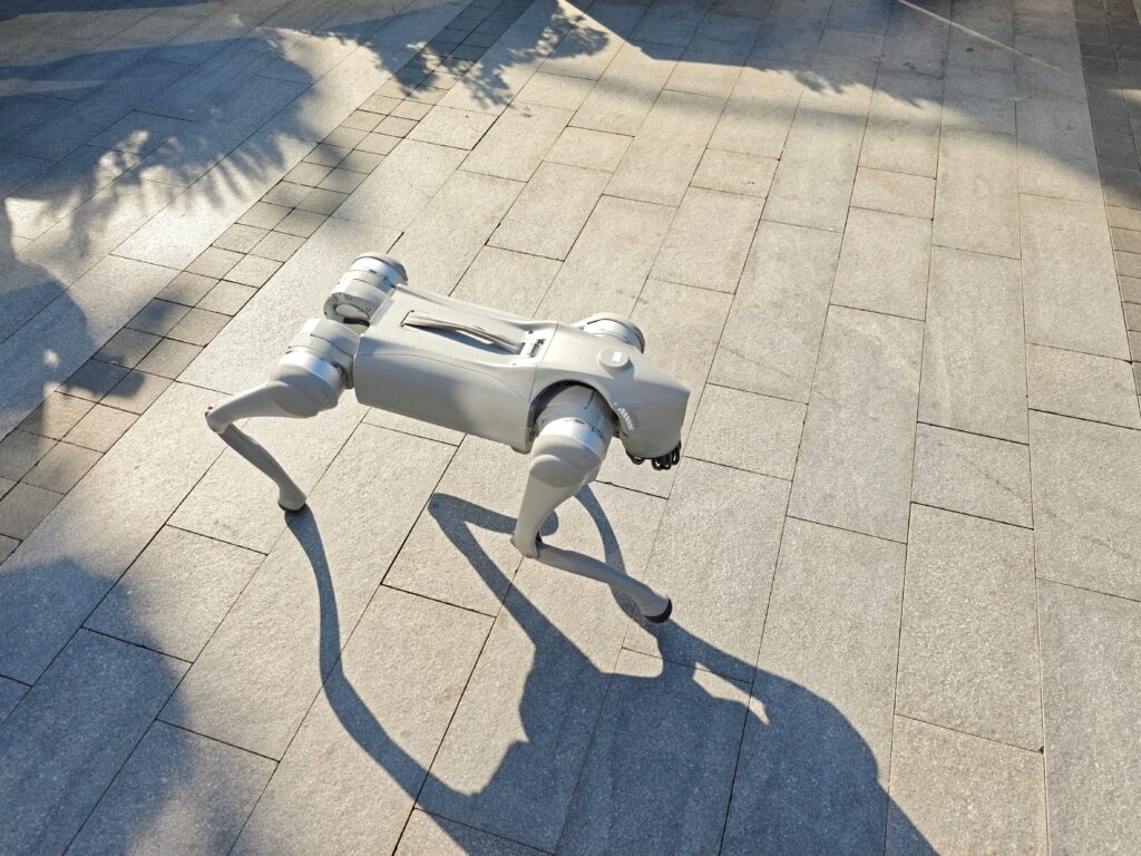 Robot quadrupede con intelligenza artificiale impegnato in un’ispezione industriale autonoma all’interno di uno stabilimento produttivo