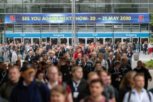 INTERSCHUTZ 2026 ad Hannover con migliaia di visitatori e stand dedicati a protezione civile, soccorso e vigili del fuoco