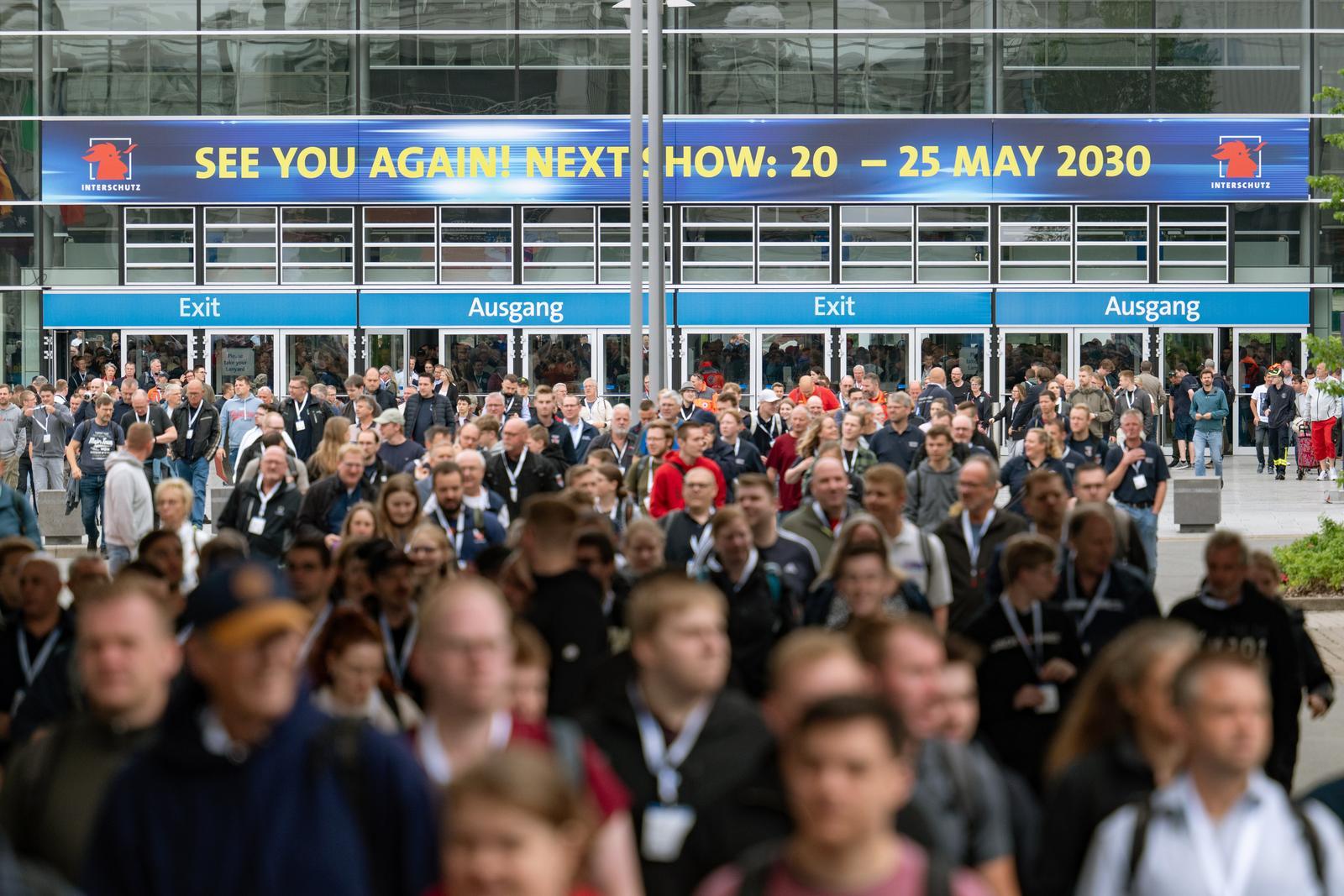 INTERSCHUTZ 2026 ad Hannover con migliaia di visitatori e stand dedicati a protezione civile, soccorso e vigili del fuoco