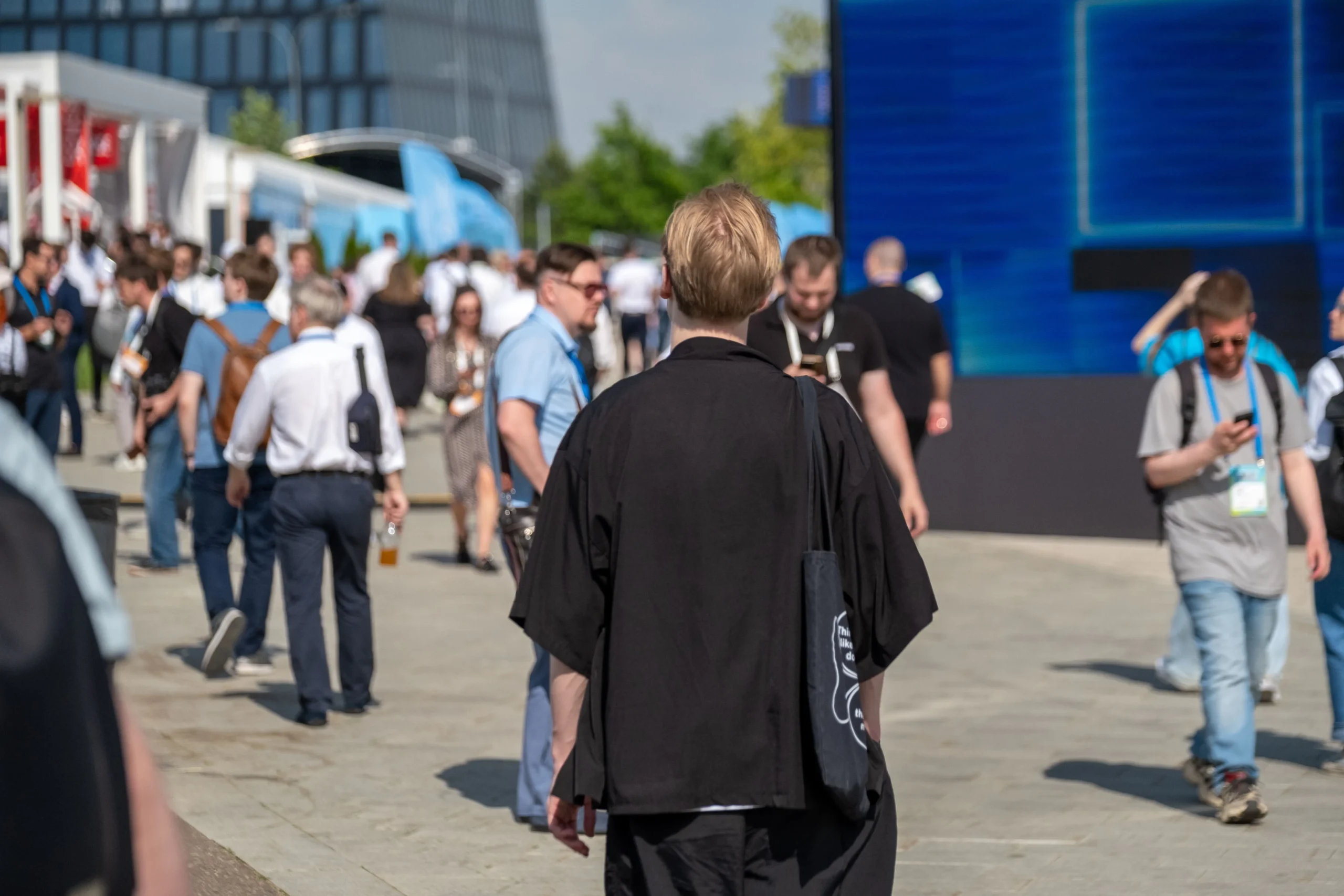 Professionisti in una fiera industriale tecnologica che rappresenta il futuro degli eventi B2B e dell’innovazione
