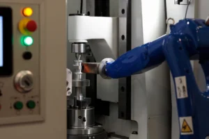 Fabbrica intelligente con macchinari CNC automatizzati e tecnologie digitali per la produzione industriale di precisione