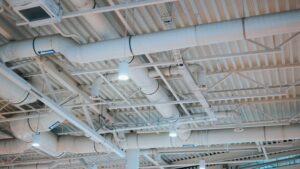 Impianti HVAC e tubazioni con sistemi antivibranti per il comfort acustico degli edifici.