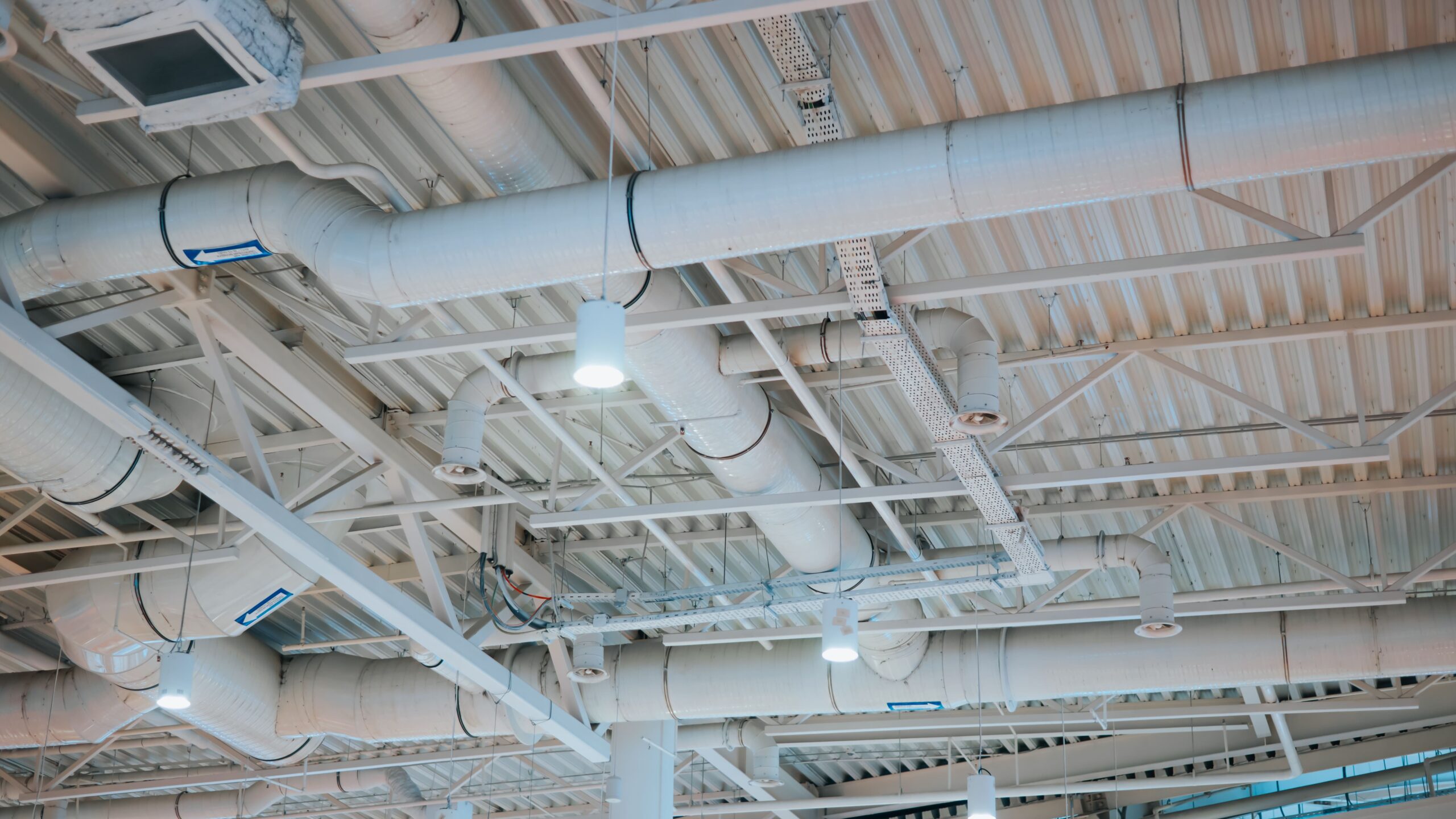 Impianti HVAC e tubazioni con sistemi antivibranti per il comfort acustico degli edifici.