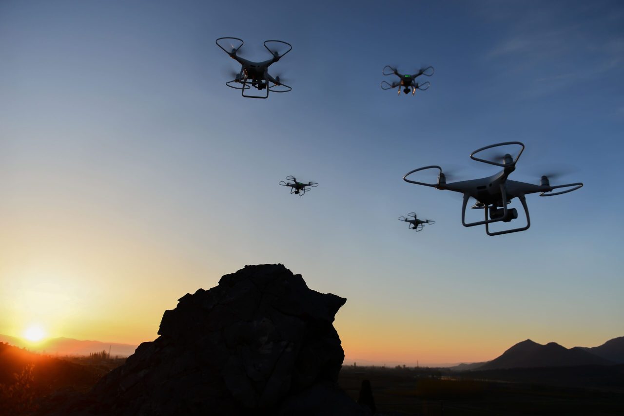 Drone tecnologico di nuova generazione in volo, simbolo dell'evoluzione dei sistemi unmanned tra guerra elettronica, intelligenza artificiale e applicazioni industriali
