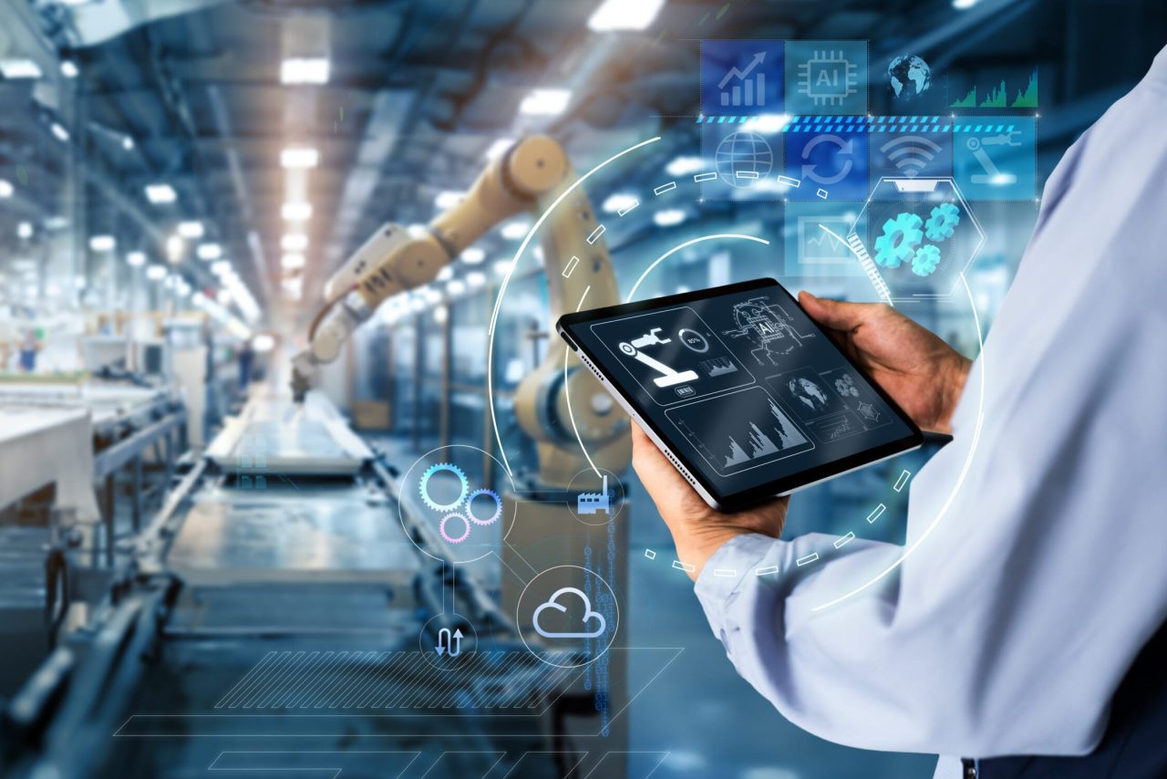 Fabbrica intelligente Industria 2030 con automazione, robot e sistemi energetici sostenibili