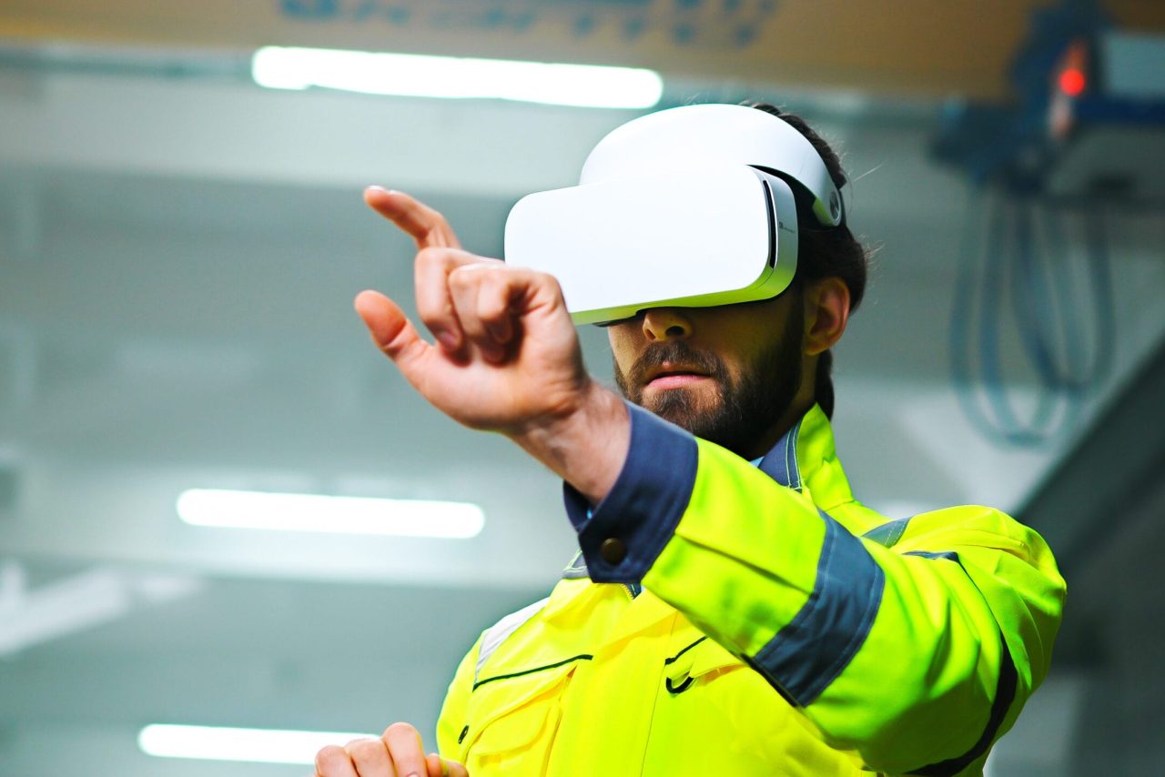 Operatore utilizza simulazione VR per gamification sicurezza sul lavoro in ambiente industriale