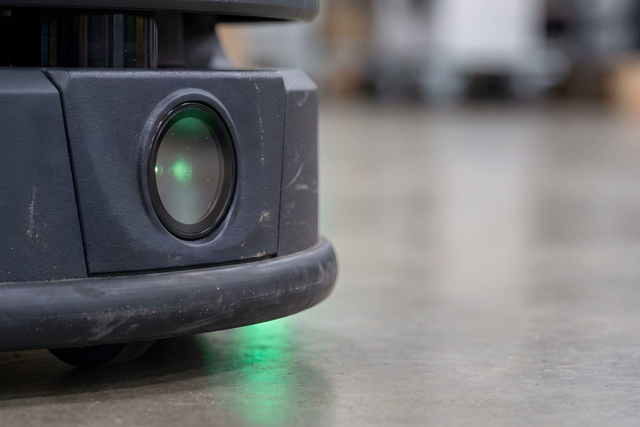 Robot autonomo che utilizza sistemi di percezione artificiale per interpretare l'ambiente circostante