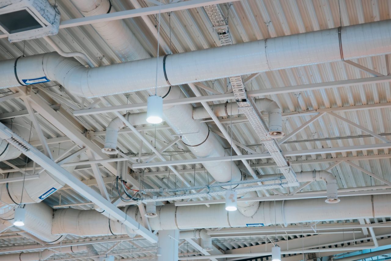 Impianti HVAC e tubazioni con sistemi antivibranti per il comfort acustico degli edifici.