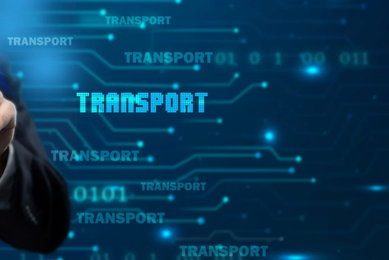 Manager che seleziona un'icona digitale di trasporto aereo per merci su interfaccia tecnologica dedicata alla supply chain e alla logistica.